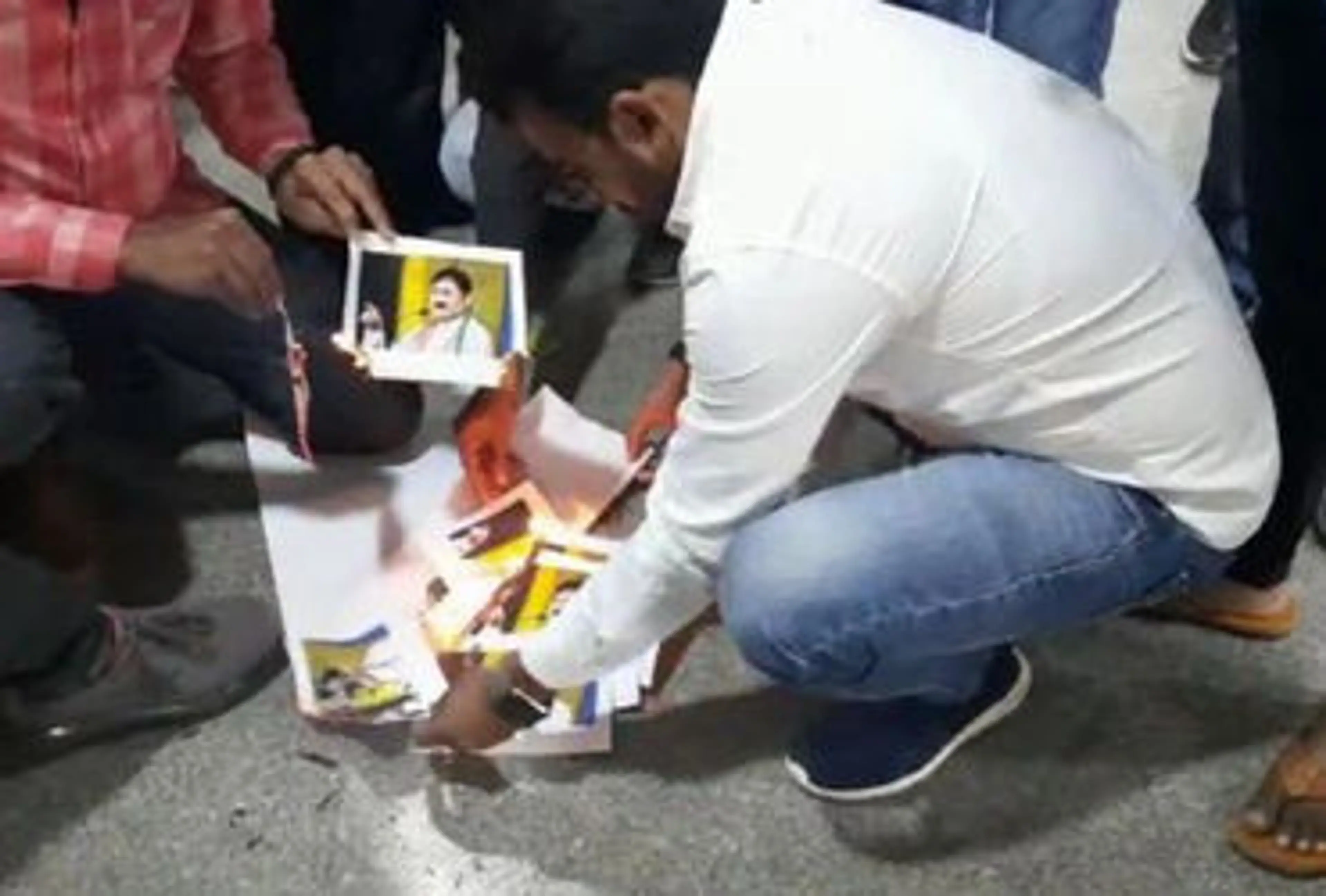 કોંગ્રેસમાં ભડકો: પ્રદેશ કાર્યાલયે ભરત સોલંકીના પોસ્ટરો ફાડ્યા, કાળી શાહી પોતરાઈ