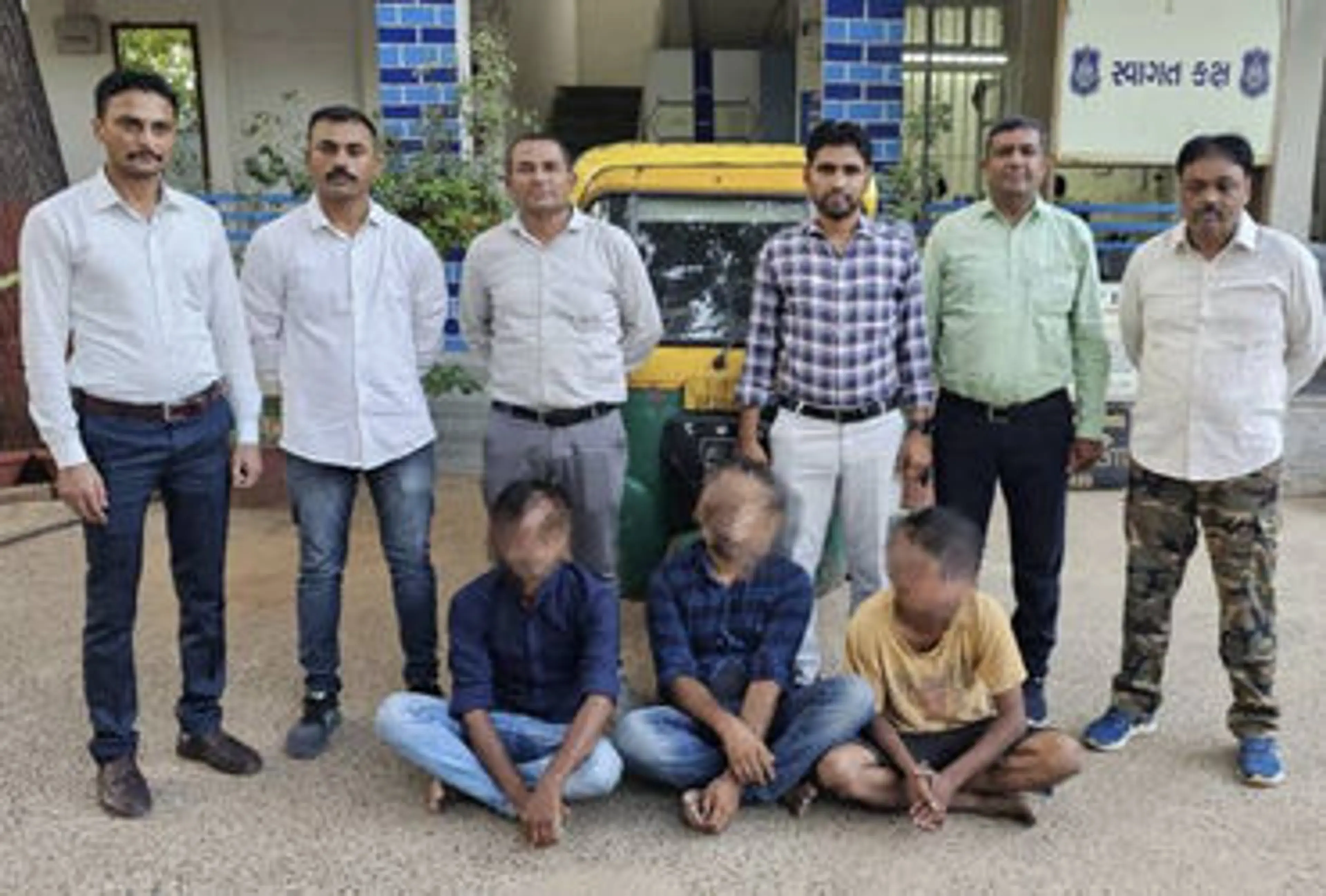 અમદાવાદમાં ફ્રૂટની લારી લઈને બંધ મકાનોની રેકી કરતા, અડધી રાત્રે ચોરીને અંજામ આપી ફરાર થઈ જતાં