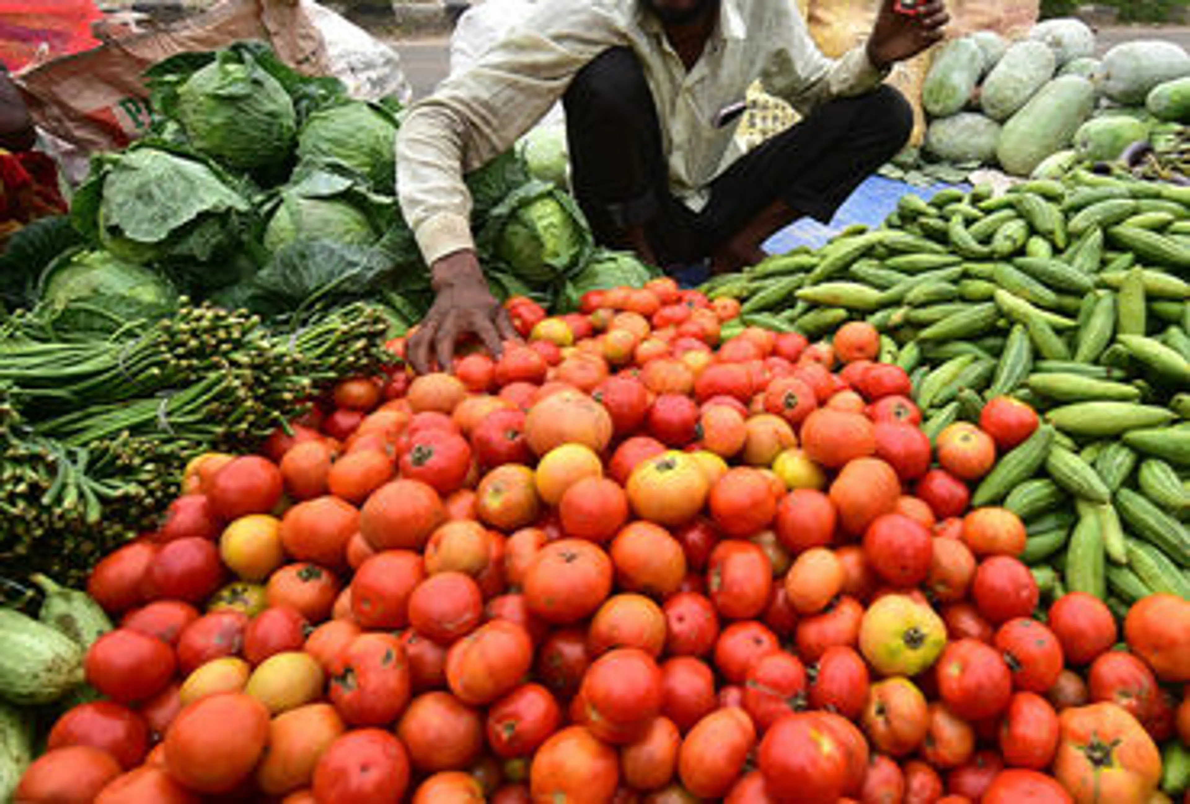22 SMC Marketplaces in Surat run dry, vendors continue to sell on street