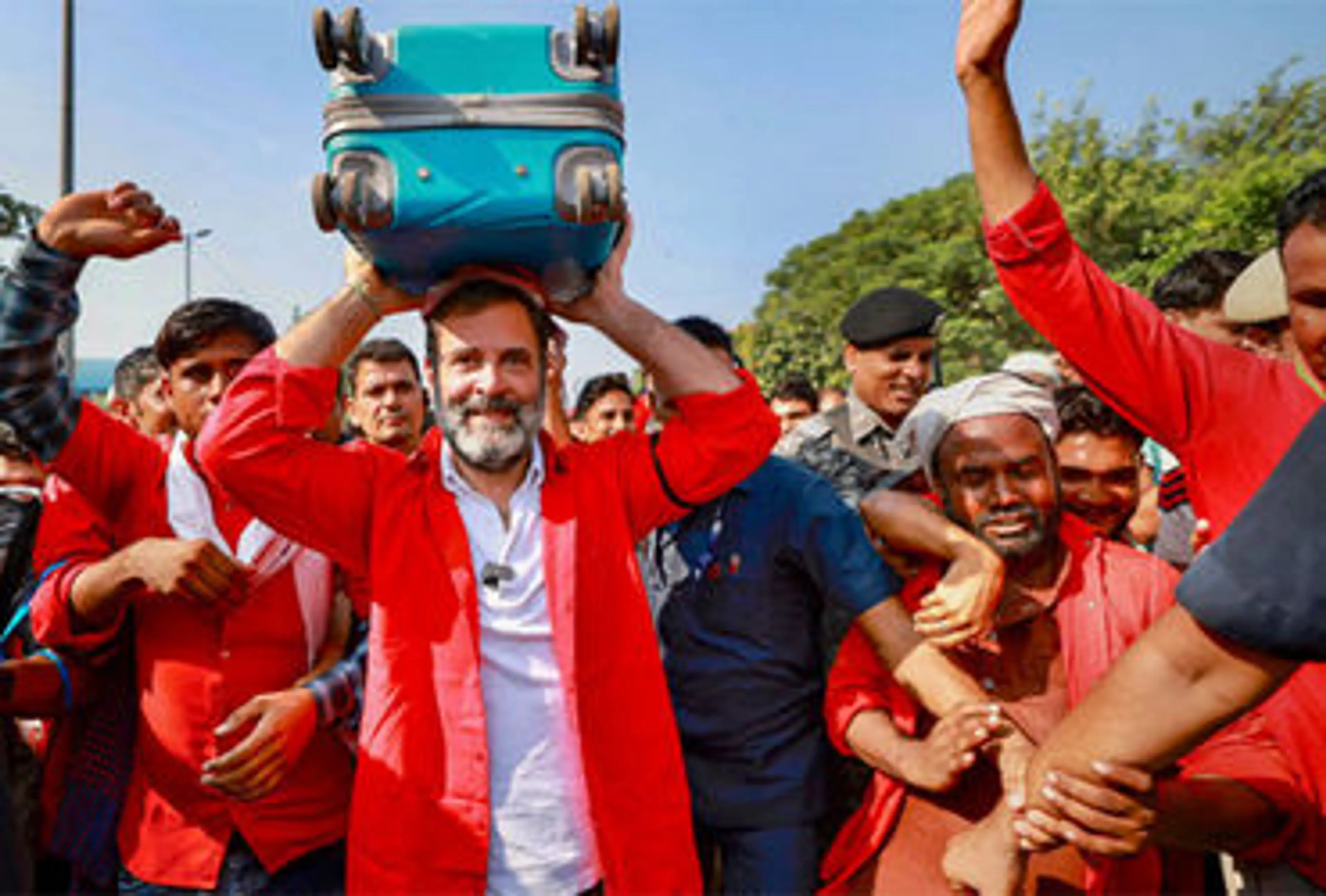 દિલ્હીમાં આનંદ વિહાર સ્ટેશને રાહુલ ગાંધીએ પોર્ટરો સાથે વાતચીત કરી : તેમનું લાલ શર્ટ, બેઝ પહેર્યાં