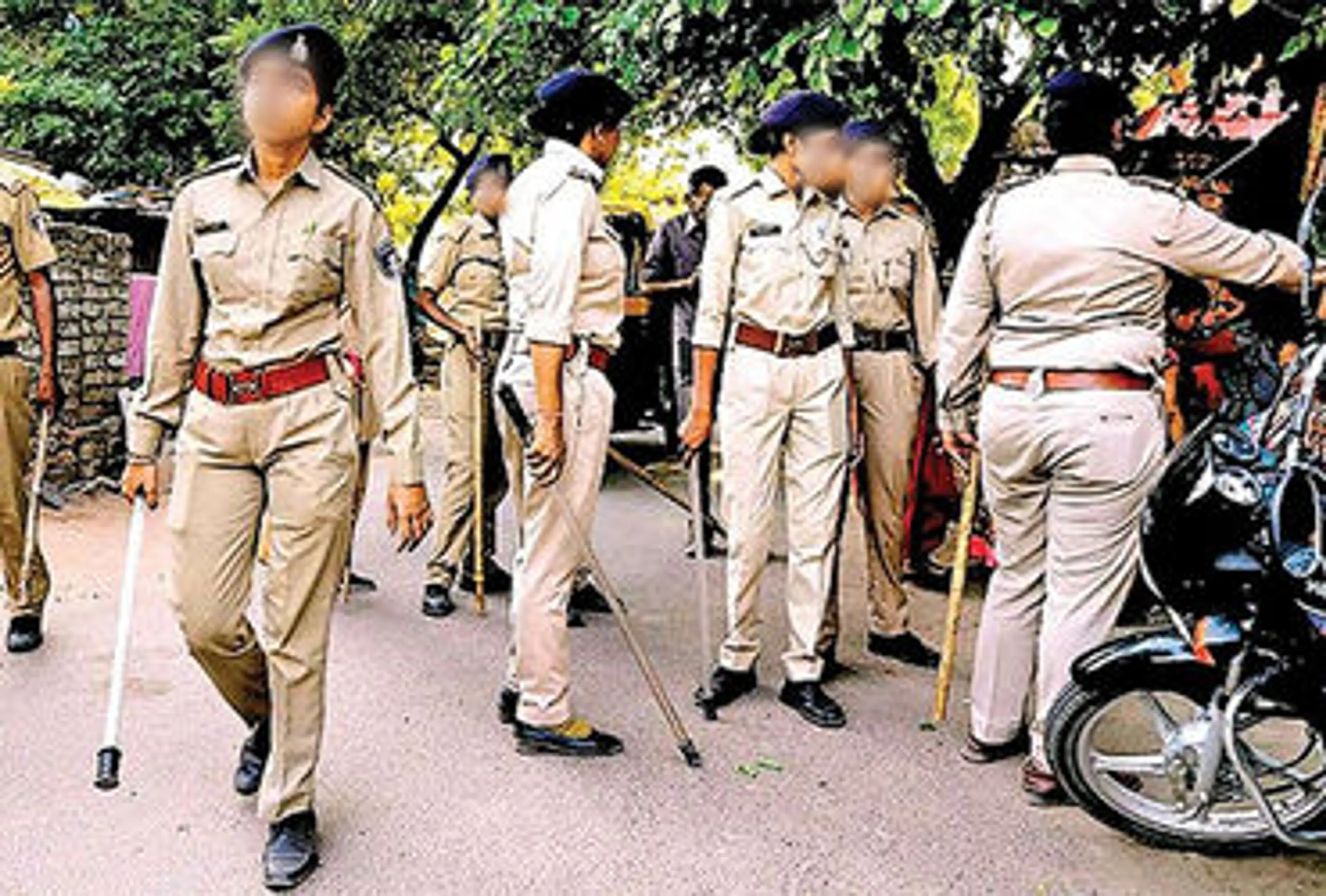 Contempt charges framed against four policemen accused of public flogging in Guj