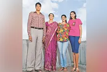 ભારતનો સૌથી 'ઊંચો' પરિવારઃ હરતાં-ફરતાં ચાર-મિનાર