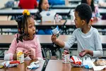 અમેરિકાની સ્કૂલોમાં બાળકોના ભોજનમાં શાકાહારી વાનગીઓને વધારે મહત્વ અપાશે, ખાંડનુ પ્રમાણ ઘટાડાશે