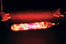નીઓન લેમ્પ રંગીન પ્રકાશ કેવી રીતે આપે છે?