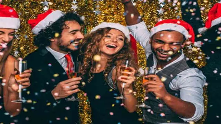 ક્રિસમસ પાર્ટીમાં સૌથી હટકે લુક માટે ફોલો કરો આ tips 1 - image