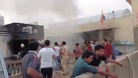 હૈદરાબાદમાં ઐતિહાસિક ચારમિનાર નજીક ઈમારતમાં ભીષણ આગ, 17ના મોતની આશંકા 1 - image