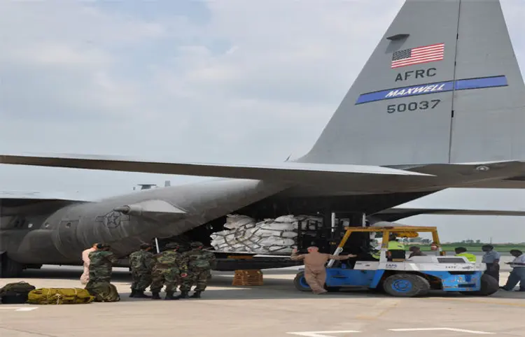 How many planes did America send relief supplies to Pakistan? 1 - image