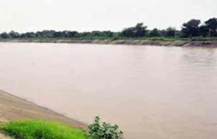 સાંતેજ કેનાલમાં 23 કલાક પાણી બંધ કરાવતા યુવકનો મૃતદેહ મળ્યો 1 - image