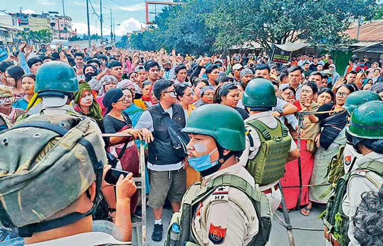 મણિપુરમાં ઈન્ટરનેટ બૅન-કર્ફ્યૂ રિટર્ન, લેટેસ્ટ હિંસામાં મૃત્યુઆંક 8ને પાર, 2000 જવાનોની તહેનાતી 1 - image